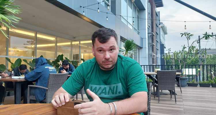 Bonek belanda, Rick Braker kecewa gagal nonton Persebaya vs PSIS Semarang. (Wahyu H)