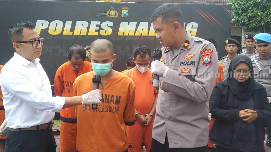 Wakapolres Malang Kompol Wisnu Kuncoro dan Kasatreskrim Polres Malang AKP Gandha Syah, saat menanyai pelaku Curanmor ketika melakukan aksinya, Senin (27/11/2023).