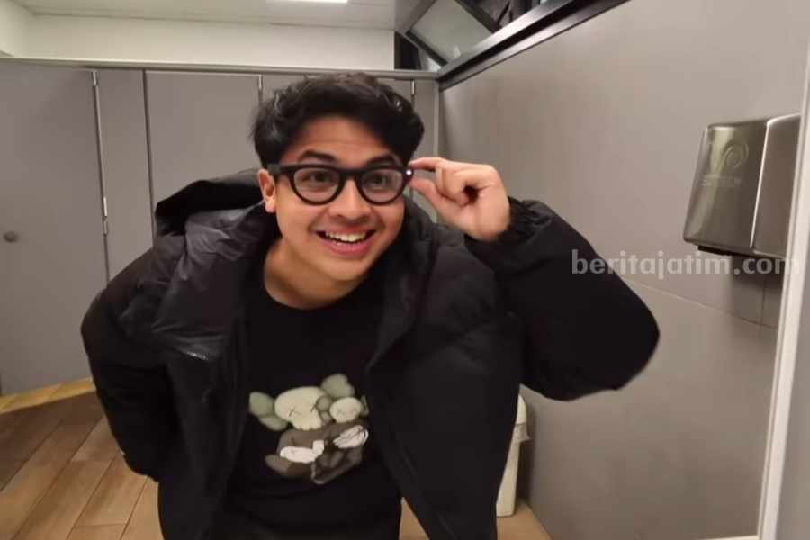 Rekomendasi Merek Kacamata Kamera dan Cara Pilih Tangkapan layar video Jerome Polin gunakan kacamata kamera. (Instagram/jeromepolin)