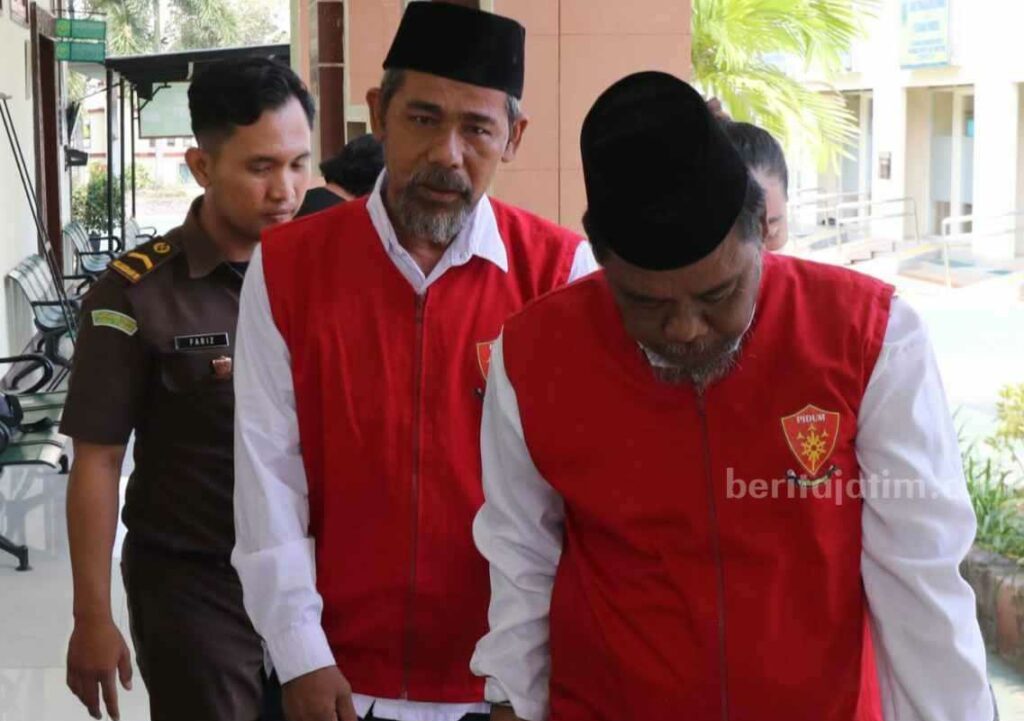 Foto dua terdakwa komplotan curanmor saat menjalani persidangan di Pengadilan Negeri Gresik.