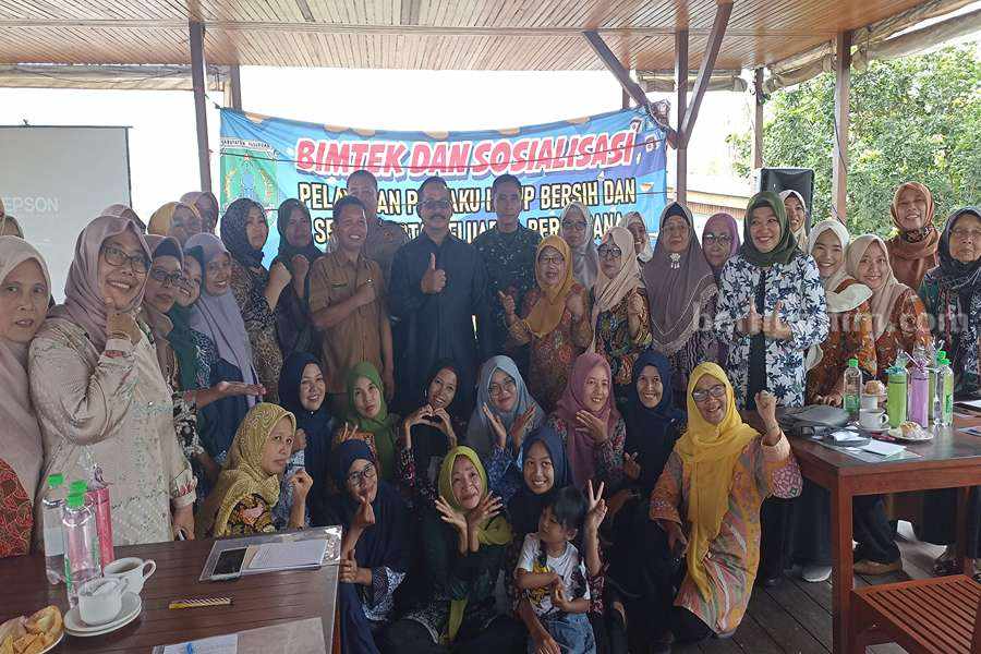 Anggota DPRD Kabupaten Pasuruan, Kasiman dengan sejumlah ibu-ibu PKK Kelurahan Kutorejo, Kecamatan Pandaan.