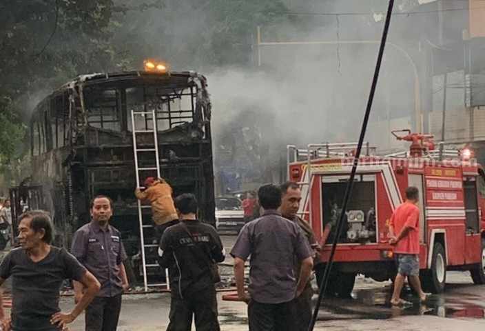 Kebakaran Bus Karina di Pamekasan Akibat Konsleting Mesin