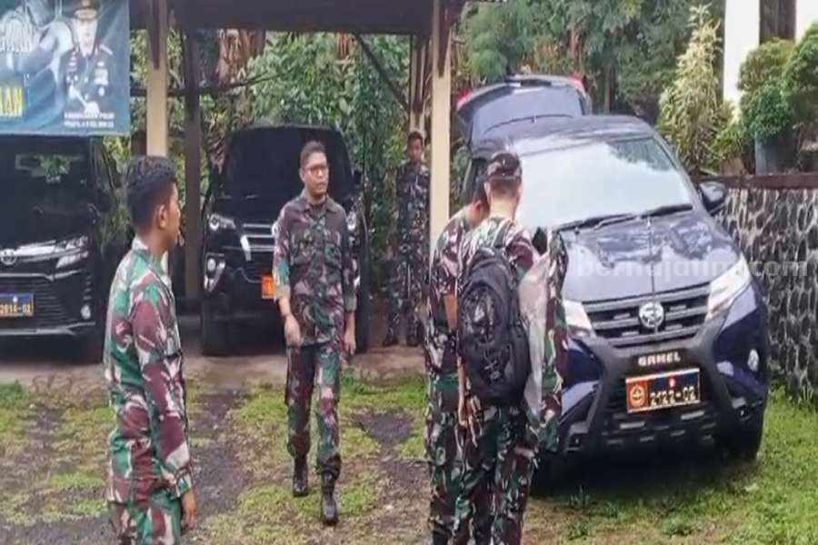 Sejumlah personil TNI setelah melakuak pengumpulan data di Kecamatan Puspo.