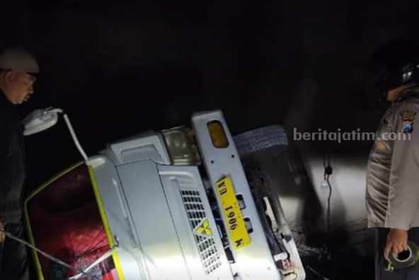 Truk Bermuatan Batu Bata Terguling di Galian C Pamekasan