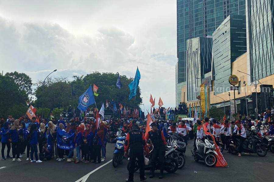 Buruh yang bersiaga di Bundaran Waru, Kamis (30/11/2023).
