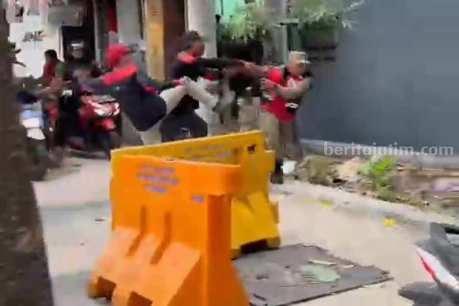 Oknum Buruh Aniaya Anggota Satpol PP saat Bertugas Potongan rekaman video oknum buruh yang melakukan kekerasan kepada anggota Satpol PP Surabaya, Kamis (30/11/2023). (Foto/ist).