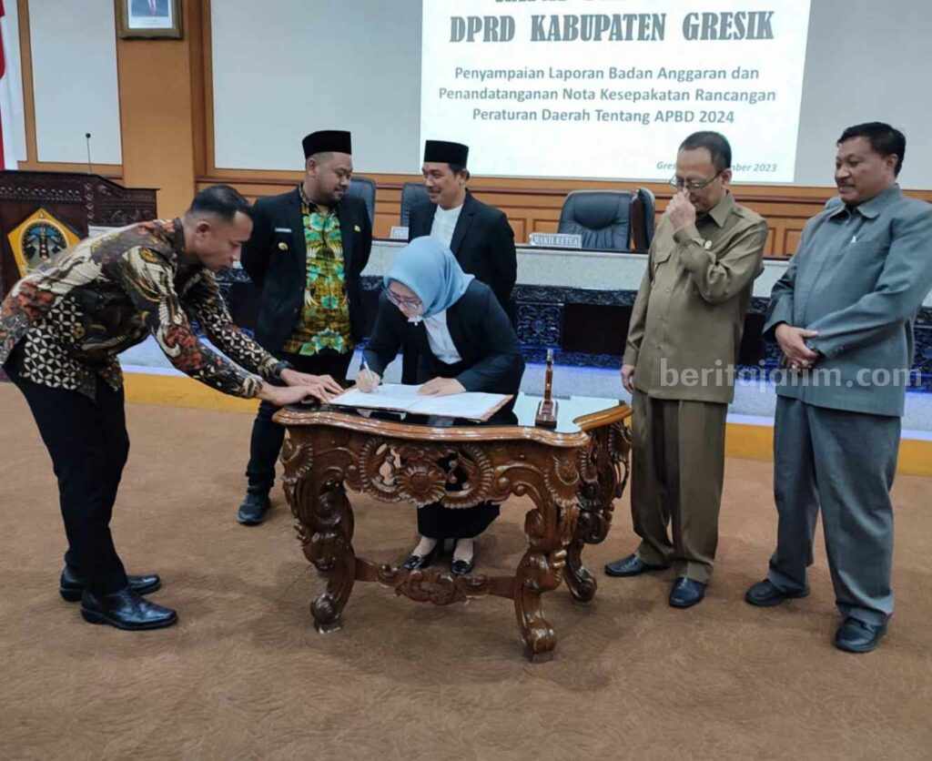 Pendapatan APBD 2024 Gresik Dipatok Rp 3,88 Triliun Penandatanganan nota APBD 2024 oleh pimpinan dewan dengan Bupati Gresik.