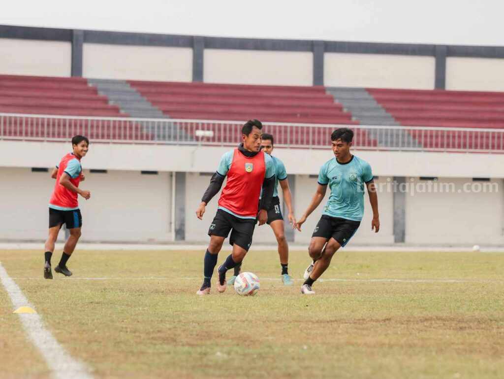 Pemain Gresik United saat menjajal Stadion Muchtar Pemalang yang dianggap kurang layak