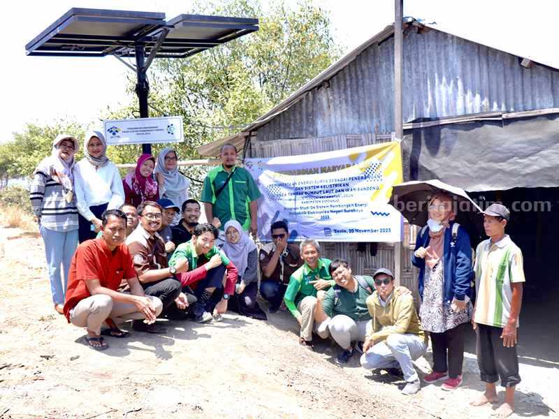 PENS Serahkan Hibah Penerangan Tenaga Surya di Cukir Jombang Penyerahan hibah peralatan penerangan oleh PENS di Tlocor, Cukir, Jombang.