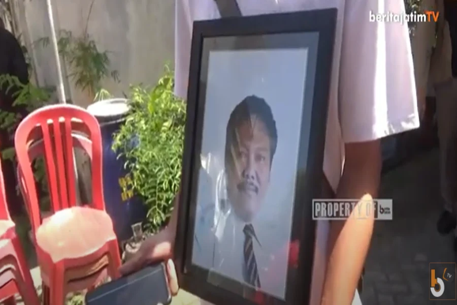 Tangis Keluarga di Surabaya Pecah Saat Pemakaman Korban Laka KA Probowangi