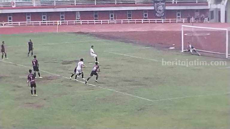 Bermain dengan 10 Pemain, Persid Jember Kalahkan Persewangi Banyuwangi Via Penalti