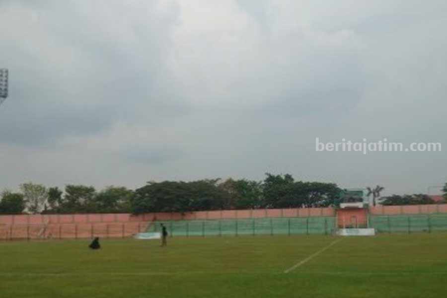 Pemain Bola U15 di Bojonegoro Tersambar Petir Saat Bertanding Kondisi lapangan Stadion Letjend H Soedirman Bojonegoro usai peristiwa pemain tersambar petir.