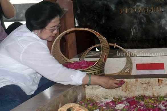 Melihat Tradisi Khusus Megawati saat Berziarah ke Makam Bung Karno Blitar Megawati berziarah ke Makam Bung Karno Blitar pada tahun 2016 lalu.