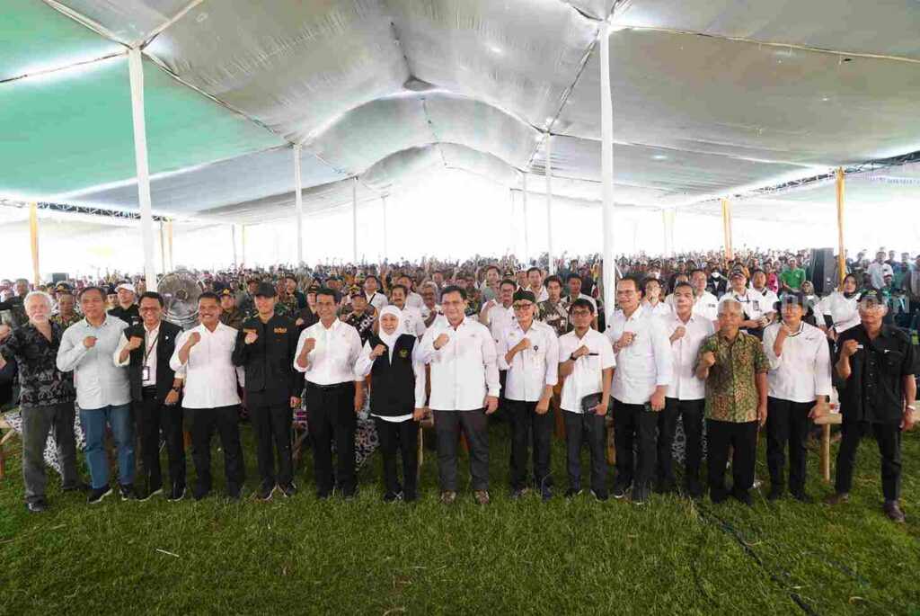 Mentan (lima dari kiri) dan Gubernur Jawa Timur, Khofifah Indar Parawansa (enam dari kanan) dan jajaran direksi Petrokimia Gresik usai tanam bersama