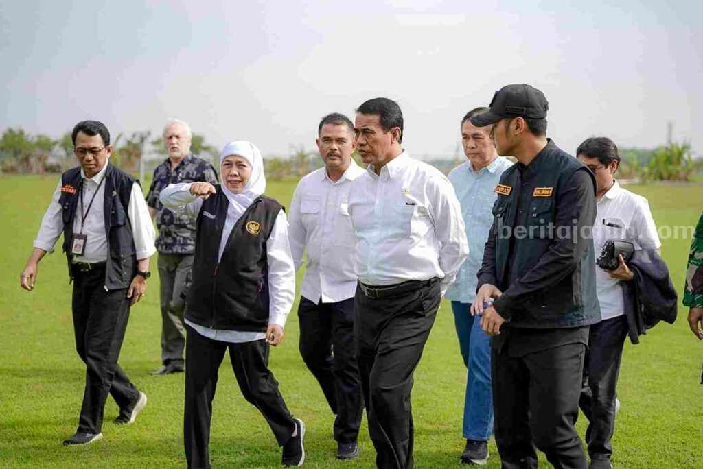 Menteri Pertanian RI Andi Amran Sulaiman bersama Gubernur Jawa Timur dan Bupati Tuban sedang meninjau sawah petani.
