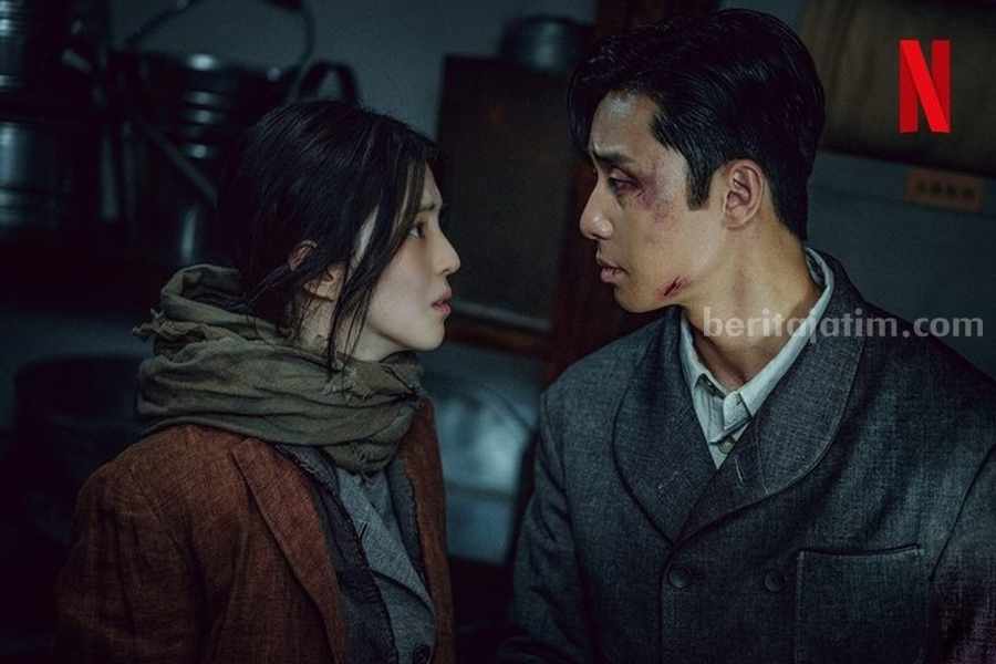 Adu akting antara Park Seo Joon dan Han So Hee dalam drakor “Gyeongseong Creature”. (Instagram/netflixkr)