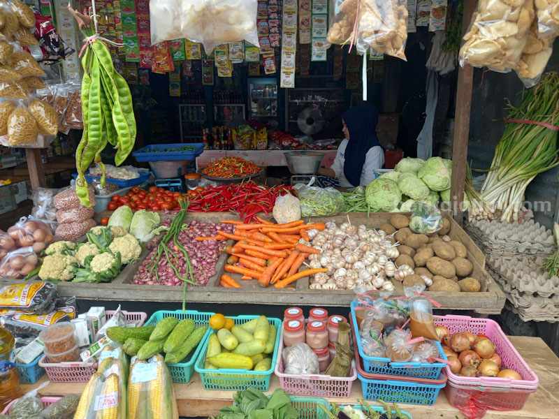 Penjual cabai di pasar tradisional Sumenep (foto: Temmy/ beritajatim)