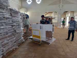 Logistik pemilu berupa kotak suara di gudang KPU sumenep (foto: Temmy/ beritajatim)