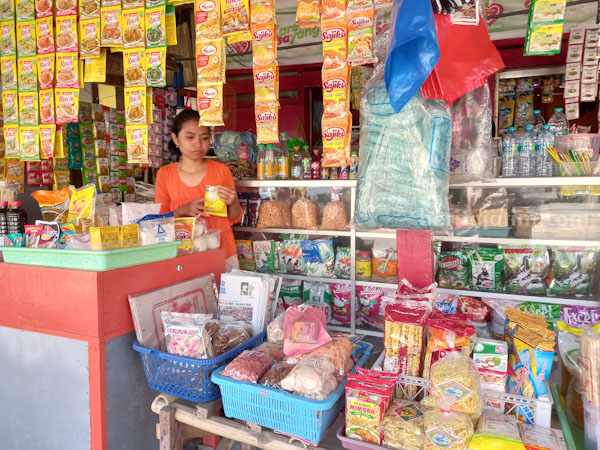 Harga Gula Pasir di Sumenep Tinggi, Pemkab Persiapan OP Caption foto : salah satu pedagang toko pracangan di pasar tradisional Sumenep (foto: Temmy/ beritajatim)