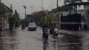 Sebagian ruas jalan di kota sumenep usai diguyur hujan