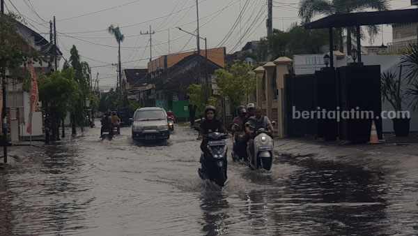 Sebagian ruas jalan di kota sumenep usai diguyur hujan