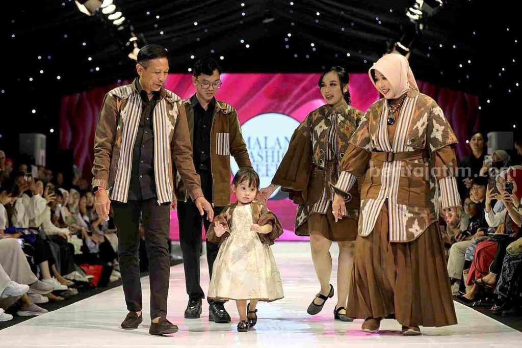 Pj Wali Kota Malang, Wahyu Hidayat dan bersama keluarga tampil di runway Malang Fashion Week 2023. (Prokompim Kota Malang)