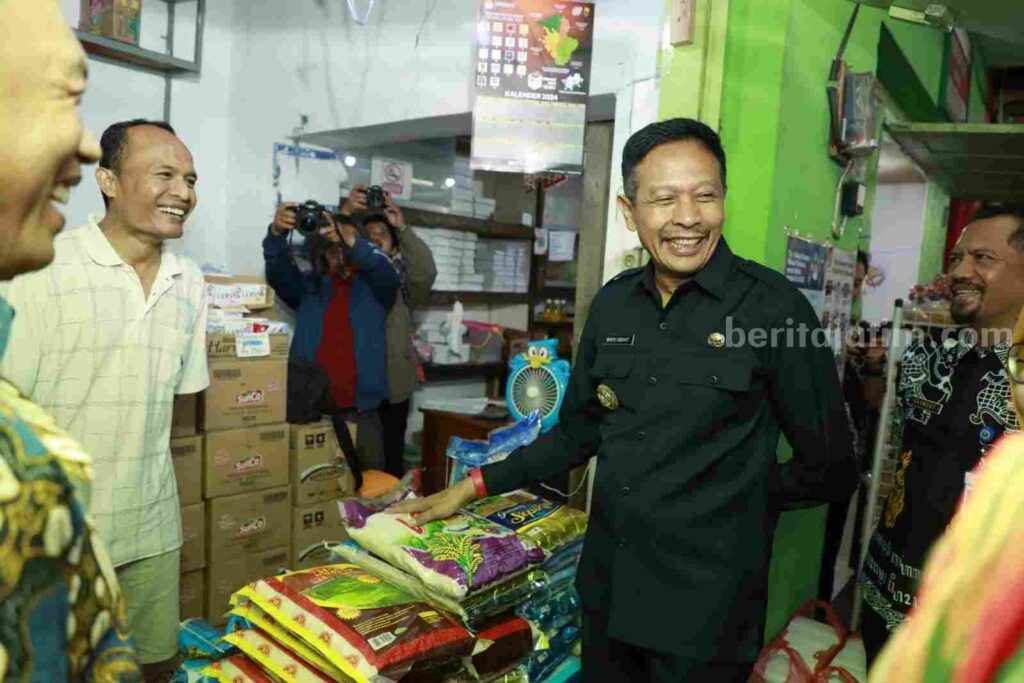 Pj Wali Kota Malang saat sidak ke Pasar. (dok Bagian Prokompim Kota Malang)