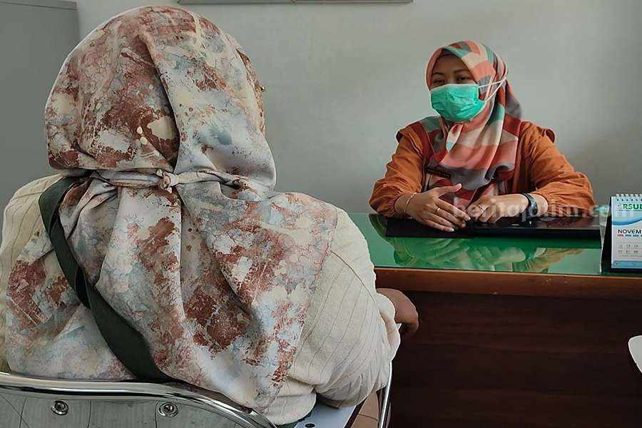 Psikolog Klinis RSUD dr Harjono, Karina Rizki Rahmawati (bermasker) saat menerima remaja perempuan yang ingin berkonsultasi. (Foto/Istimewa)