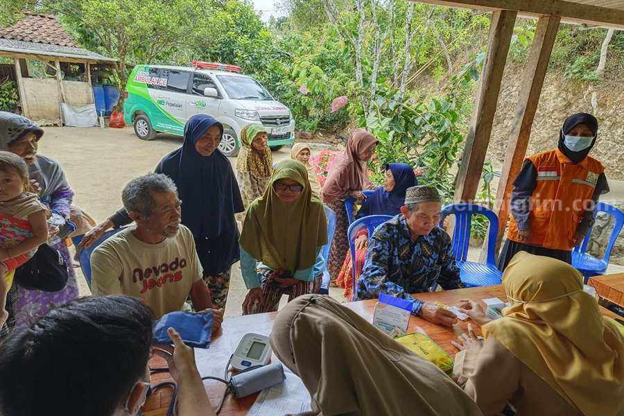 Kegiatan edukasi kesehatan masyarakat dalam program LMI Sambang Desa di Kabupaten Pacitan. (Foto/LMI for Beritajatim.com)