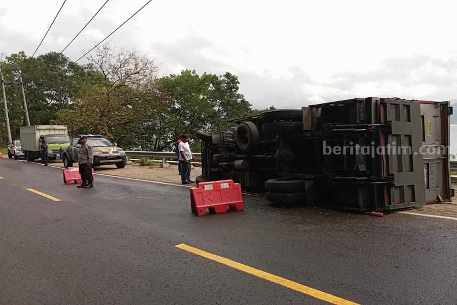 Kendaraan roda 6 terguling di jalan Pacitan-Solo, masuk Desa Sidoarjo Kecamatan/Kabupaten Pacitan. (Foto/Satlantas Polres Pacitan)