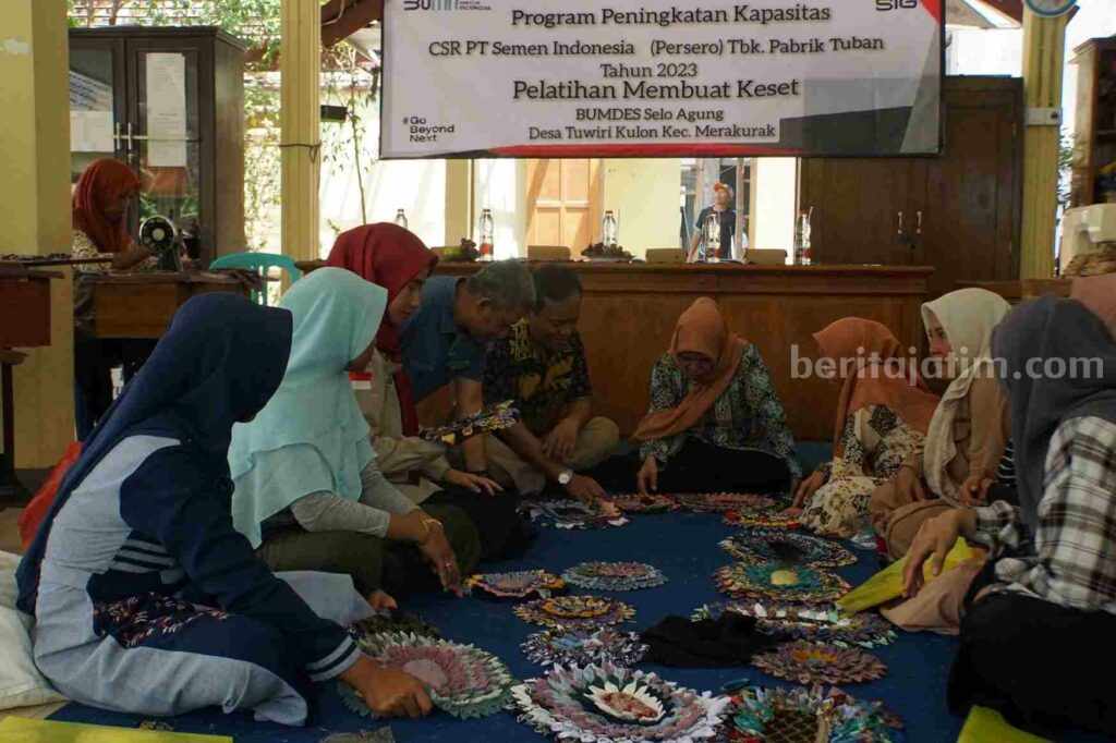 Emak-emak di Desa Tuwiri Kulon, Kecamatan Merakurak, Kabupaten Tuban saat mengikuti pelatihan pembuatan keset oleh PT SIG Pabrik Tuban.