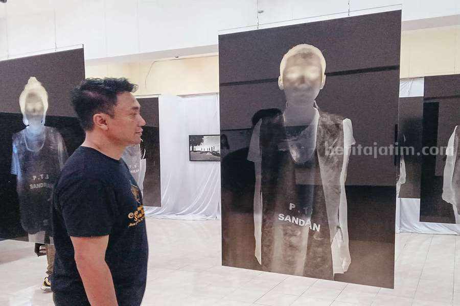 Jelang 59 Tahun, Stikosa Gelar Pameran Foto Pro Lingkungan Ketua Stikosa, Jokhanan Kristiyono saat melihat salah satu karya yang ditampilkan di SPW 2023.