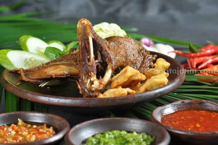 5 Rekomendasi Warung Bebek Favorit di Surabaya Bebek Goreng H.Slamet, warung bebek favorit di Surabaya. (Sumber foto: Instagram/hanshaintown)