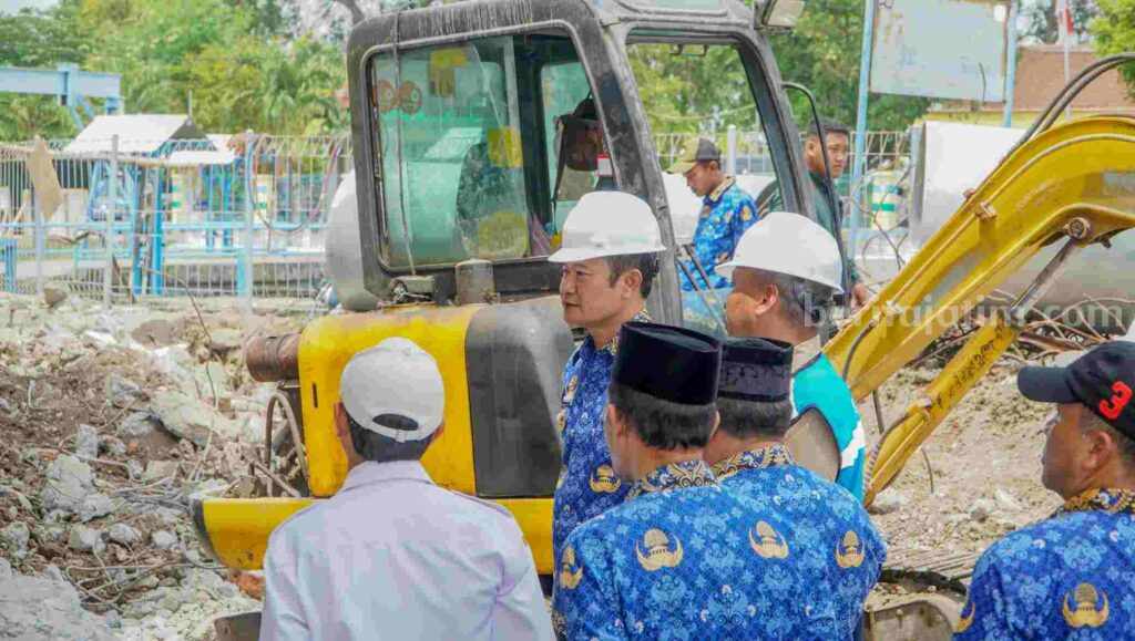 Sekretaris PU SDA Jawa Timur, Fauzi saat melakukan monitoring bersama Bupati Lamongan Yuhronur Efendi, di Pengelolaan Sumber Daya Air Kuro Lamongan.