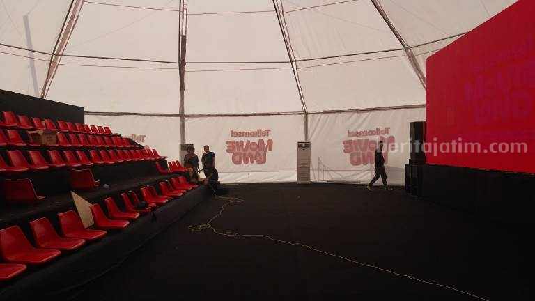 Telkomsel Gelar Nobar Film Movieland di Alun-alun Jember
