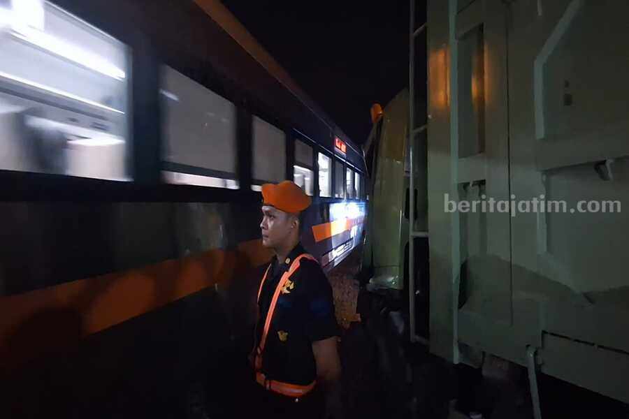 Caption : Sebuah KA melintas di perlintasan kereta api tanpa palang pintu di Dusun Damarsih, Desa Kepuhanyar, Kecamatan Mojoanyar, Kabupaten Mojoanyar, Kabupaten Mojokerto. [Foto : Misti/beritajatim.com]