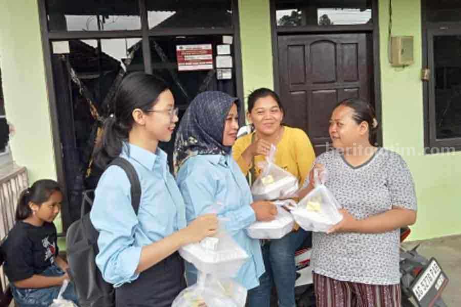 Tim pemenangan Koalisi Indonesia Maju (KIM) Kabupaten Blitar bagikan makanan kepada warga.