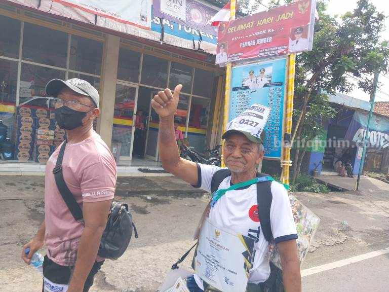 Bahagia Itu Sederhana, Berjalan Kaki 30 KM dari Tanggul ke Jember