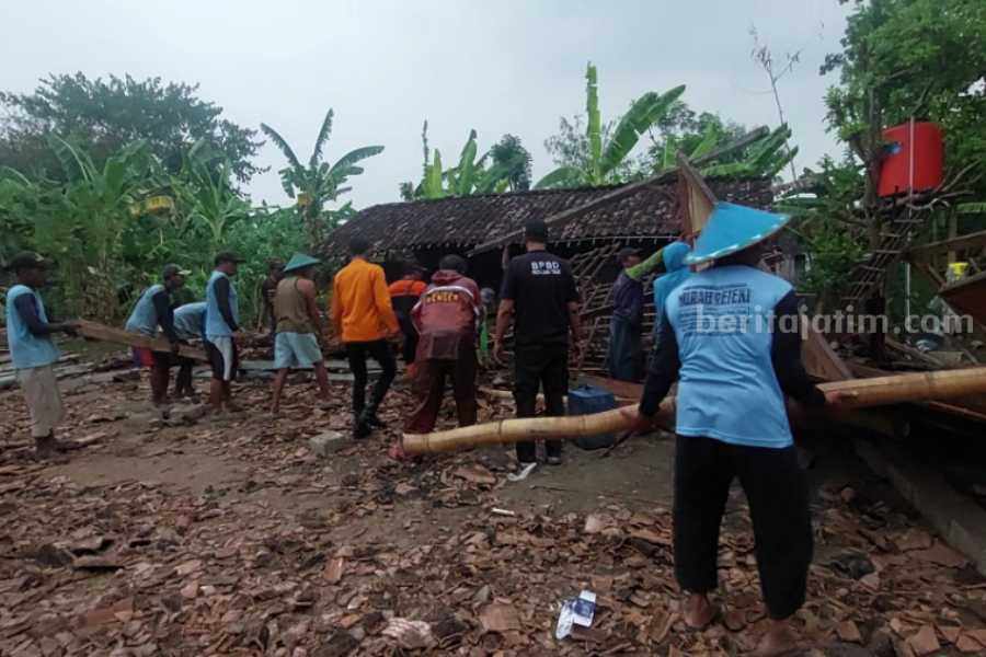 Warga dan BPBD Ngawi saat membantu mebgevakuasi reruntuhan rumah tang roboh inbas diterpa angin kencang di Angin kencang merobohkan salah satu rumah di Desa Mangunharjo Kecamatan/Kabupaten Ngawi, Jawa Timur, Jumat (3/11/2023)