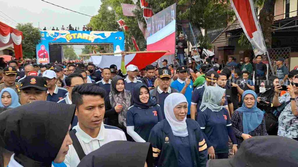 Gubernur Jawa Timur, Khofifah Indar Parawansa saat memberangkatkan peserta Gerak Jalan Mojosuro dari depan Lapangan Raden Wijaya, Kecamatan Prajurit Kulon, Kota Mojokerto. [Foto : Misti/beritajatim.com]