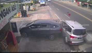 Tangkapan layar rekaman CCTV yang merekam kecelakaan beruntun di Jalan Nasional Madiun-Surabaya.