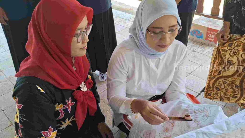 Staf Khusus Menteri Ketenagakerjaan, Titik Mas’udah saat berinteraksi dengan peserta Pelatihan Berbasis Kawasan dan pelatihan Peningkatan Produktivitas Berbasis Kawasan di Kawasan Ekowisata Majapahit Lembah Mbencireng, Desa Kebontunggul, Kecamatan Gondang, Kabupaten Mojokerto. [Foto : Misti/beritajatim.com]
