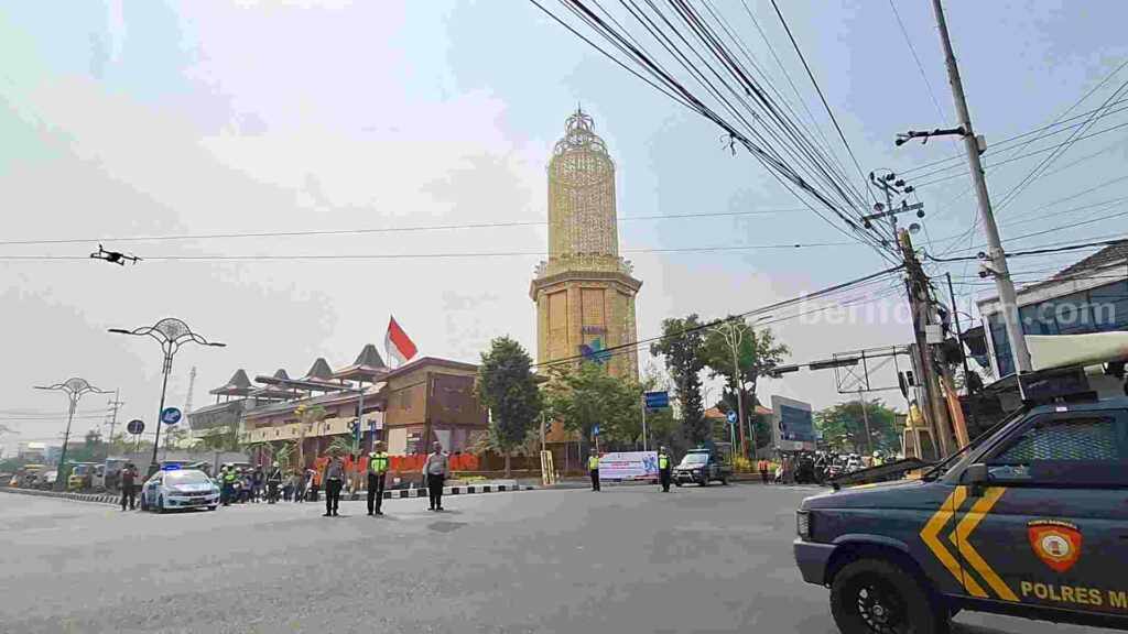 Caption : Aksi mengheningkan cipta di Simpang Empat Empu Nala Kota Mojokerto. [Foto : Misti/beritajatim.com]