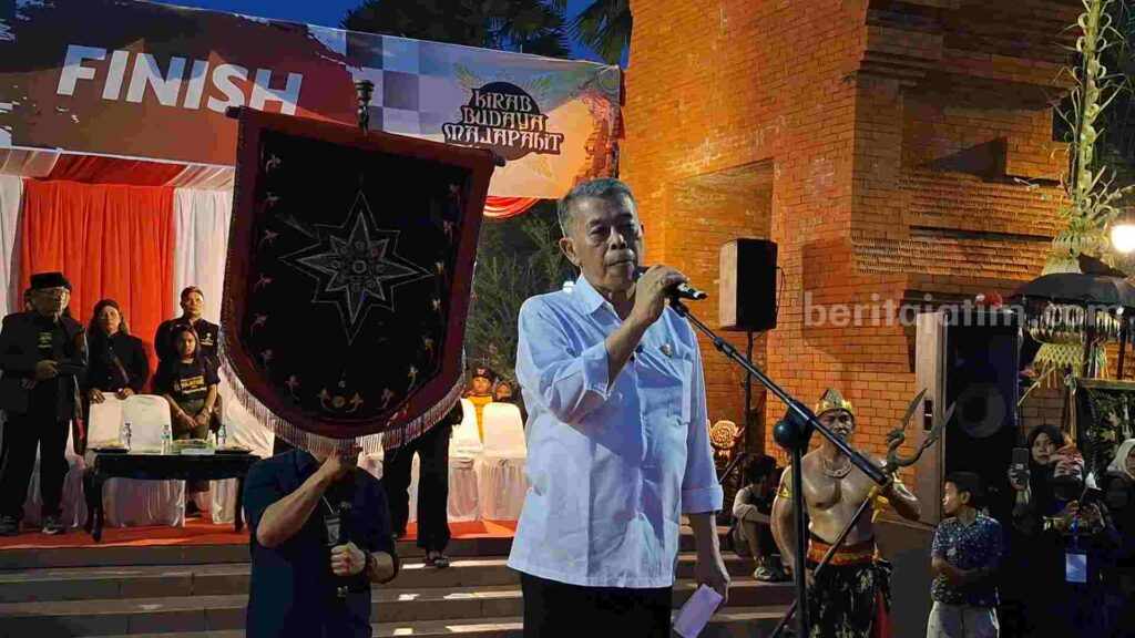 Ketua DPRD Provinsi Jatim, Kusnadi usaia menerima pataka Kirab Budaya Majapahit di Alun-alun Wiraraja Kota Mojokerto. [Foto : Misti/beritajatim.com]