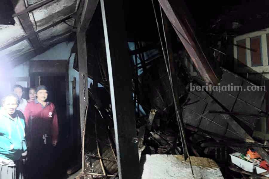 Hujan Angin di Magetan, Rumah Warga Sumbersawit Roboh Caption: Kondisi rumah Ari Widiayanti di Desa Sumbersawit, Sidorejo, Magetan yang roboh usai diterpa hujan dan angin kencang, Jumat (10/11/2023)