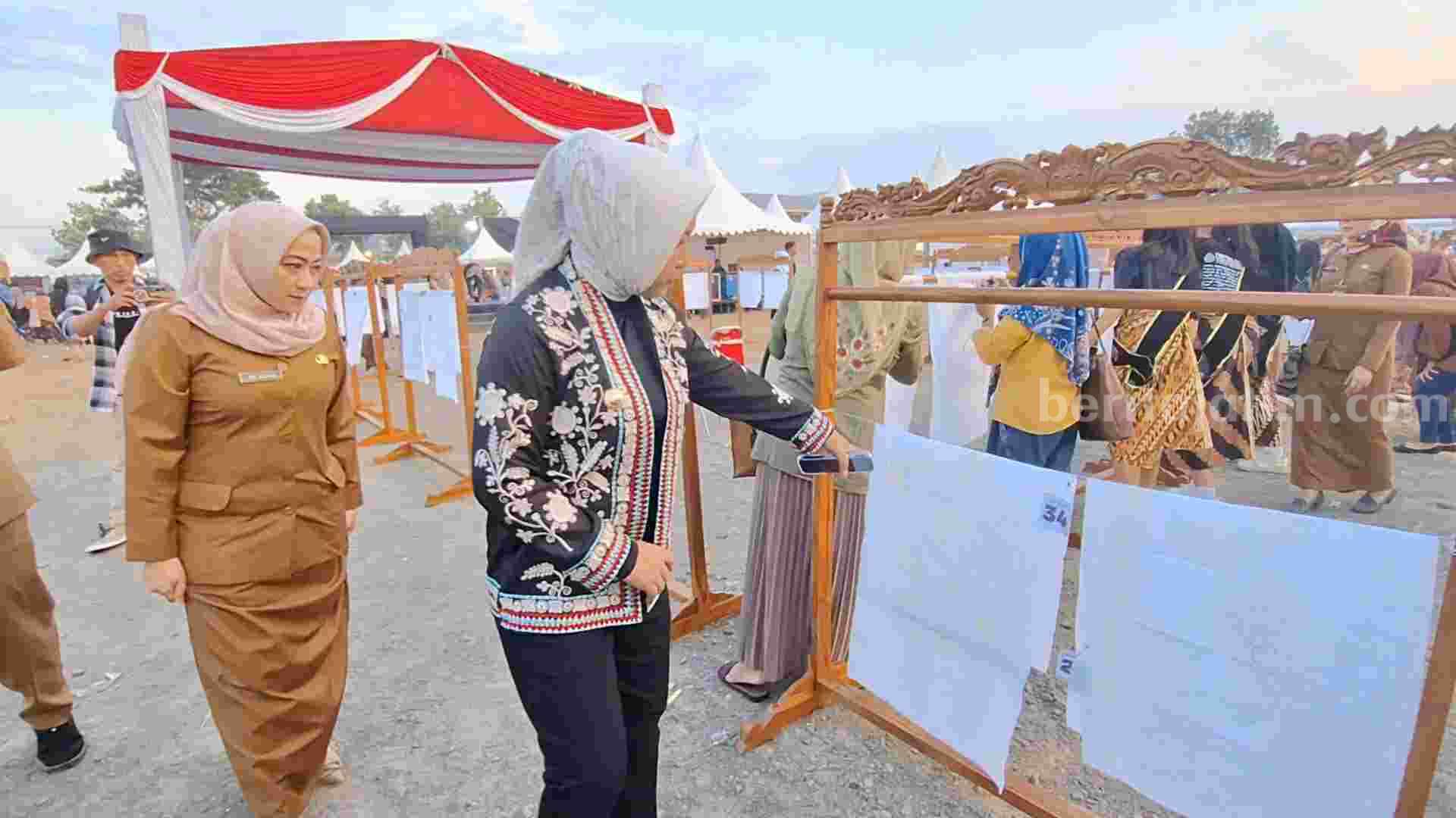 Wali Kota Mojokerto, Ika Puspitasari saat menghadiri nyanting batik.