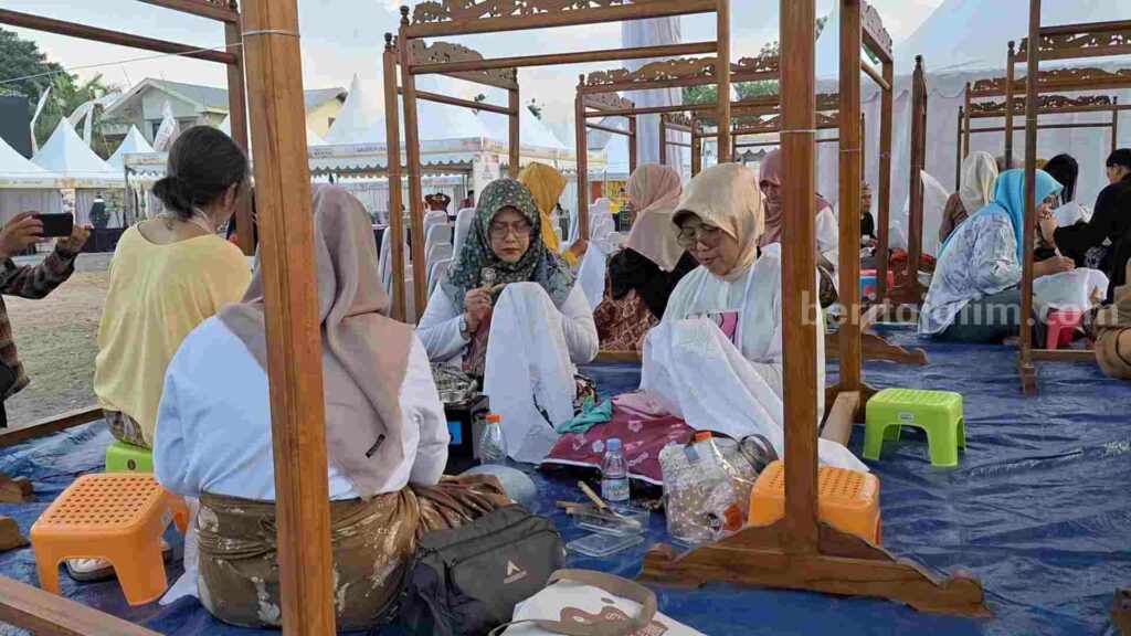 Para peserta Lomba Nyanting Batik di Lapangan Raden Wijaya, Kelurahan Surodinawan, Kecamatan Prajurit Kulon, Kota Mojokerto. [Foto : Misti/beritajatim.com]
