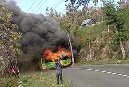 Elf Wisatawan Terbakar di Jalan Plaosan Poncol Magetan Detik detik Elf wisatawan terbakar di jalan Plaosan Poncol Magetan
