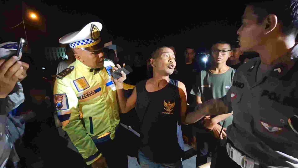Sopir truk, Sukirman (51) diamankan ke Mapolres Mojokerto. [Foto : Misti/beritajatim.com]
