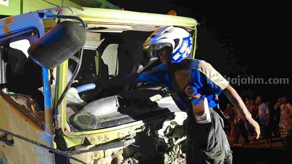 Bangkai dump truk nopol N 9533 UV usai tertabrak Kereta Api Wijaya Kusuma di perlintasan tanpa palang pintu di Dusun Damarsih, Desa Kepuhanyar, Kecamatan Mojoanyar, Kabupaten Mojoanyar, Kabupaten Mojokerto. [Foto : Misti/beritajatim.com]